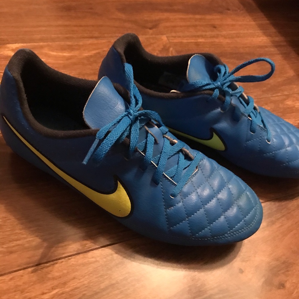 Soccer shoes